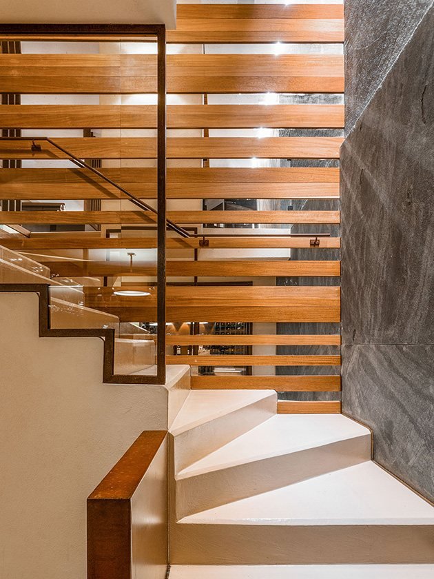 La scala di legno e pietra illuminata